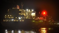 Kapal tengker LNG (Liquefied Natural Gas) Stena Clear Sky berbendera Inggris menurunkan muatannya di Dermaga Penyimpanan LNG milik PT Perta Arun Gas (PAG) di Lhokseumawe, Aceh, Senin (27/2/2023) dini hari.