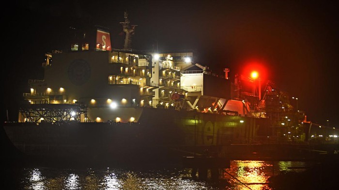 Petugas mengawasi Kapal tengker LNG (Liquefied Natural Gas) Stena Clear Sky berbendera Inggris yang tengah menurunkan muatannya di Dermaga Penyimpanan LNG milik PT Perta Arun Gas (PAG) di Lhokseumawe, Aceh, Senin (27/2/2023) dinihari. Selain sebagai penyuplai gas utama untuk kebutuhan energi Provinsi Aceh dan Sumut, PAG Lhokseumawe juga diproyeksikan PT Pertamina menjadi pusat jasa penyimpanan LNG dunia dengan renacana penambahan 10 tangki LNG selain 5 tangki yang sudah ada pada tahun 2032 serta proyeksi peningkatan laba bersih dari 47 juta dolar AS (2022) menjadi 495,7 juta dolar AS. ANTARA FOTO/Asep Fathulrahman/hp.