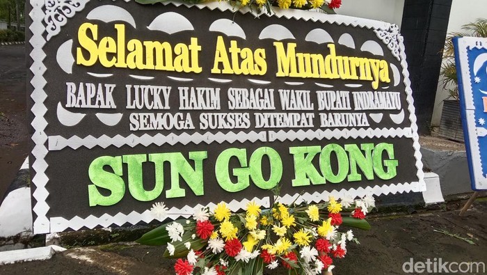 Penampakan karangan bunga untuk Lucky Hakim yang mundur
