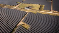 Foto udara ladang panel surya mengelilingi desa Hjolderup.