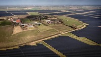 Instalasi panel surya mengelilingi desa Hjolderup, yang terdiri dari 12 rumah tangga di sebelah barat Aabenraa selatan Denmark, Selasa (21/2/2023).