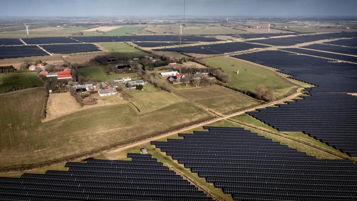 Penampakan Ladang Panel Surya Terbesar di Eropa Solar installations on 340 hectares surround the village of Hjolderup, which consists of 12 households, the 300 MW solar park will be Northern Europe's largest and is being built by Danish European Energy, in Hjolderup, west of Aabenraa southern Denmark February 21, 2023. Ritzau Scanpix/via REUTERS ATTENTION EDITORS - THIS IMAGE WAS PROVIDED BY A THIRD PARTY. DENMARK OUT. NO COMMERCIAL OR EDITORIAL SALES IN DENMARK.