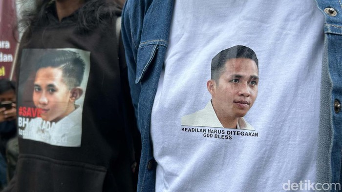 Mantan ajudan Ferdy Sambo, Bharada Richard Eliezer bakal dijebloskan ke Lapas Salemba, Jakarta, siang ini. Para pendukung Eliezer pun menyambangi Lapas Salemba.