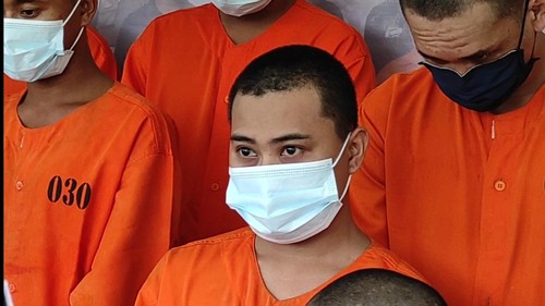 Pengedar pil koplo Yogi Virnanda dihadirkan saat konferensi pers di Polresta Denpasar, Senin (27/2/2023). (I Wayan Sui Suadnyana/detikBali).