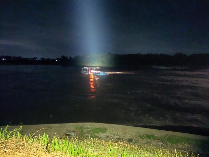 Perahu tambang yang terseret arus Sungai Brantas.