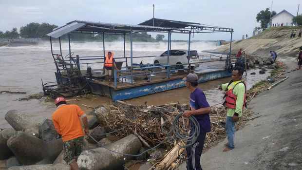 Perahu tambang yang terseret arus Sungai Brantas.
