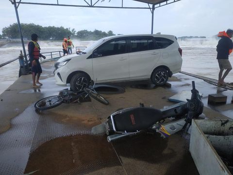Perahu tambang yang terseret arus Sungai Brantas.