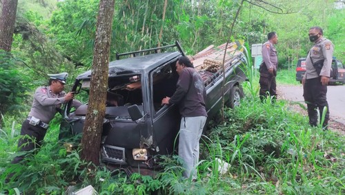 Personel Polsek Kubu saat melakukan olah TKP di lokasi kejadian di Banjar Dinas Daya, Desa Ban, Kecamatan Kubu, Karangasem, Bali, Minggu (26/2/2023). (Foto: istimewa)