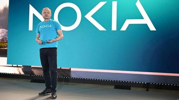 Presiden dan CEO Nokia Pekka Lundmark, mempersembahkan logo baru Nokia di Mobile World Congress (MWC), event tahunan terbesar industri telekomunikasi, di Barcelona pada 26 Februari 2023. Foto: Getty Images
