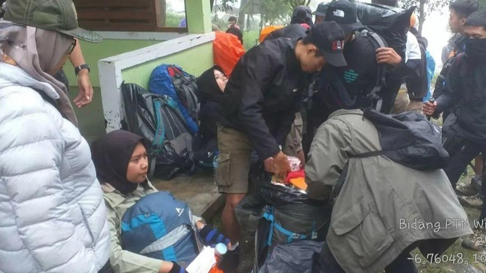 Petugas gabungan melakukan pemeriksaan barang bawaan pendaki di pintu masuk Gunung Gede Pangrango