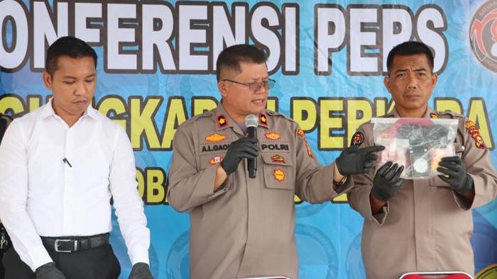 Polisi menunjukkan barang bukti yang diamankan dari ketiga pelaku (Foto: Istimewa)