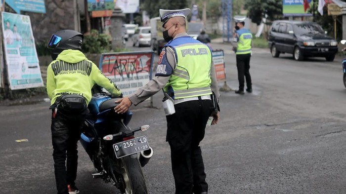 Polisi saat menindak pengendara berknalpot bising di Lembang
