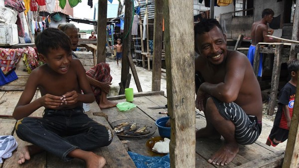 Taha mengaku hanya memanah ikan yang berukuran besar untuk menjaga keberlanjutan sumber daya ikan di laut. Alih-alih menggunakan bom ikan, ia lebih memilih menggunakan umpan ikan kayu yang dibuat seolah-olah hidup atau membuat gurita tiruan dengan bahan yang memancarkan cahaya untuk mengelabui buruannya ketika memancing. Taha mengaku hanya memanah ikan yang berukuran besar untuk menjaga keberlanjutan sumber daya ikan di laut. Alih-alih menggunakan bom ikan, ia lebih memilih menggunakan umpan ikan kayu yang dibuat seolah-olah hidup atau membuat gurita tiruan dengan bahan yang memancarkan cahaya untuk mengelabui buruannya ketika memancing.
