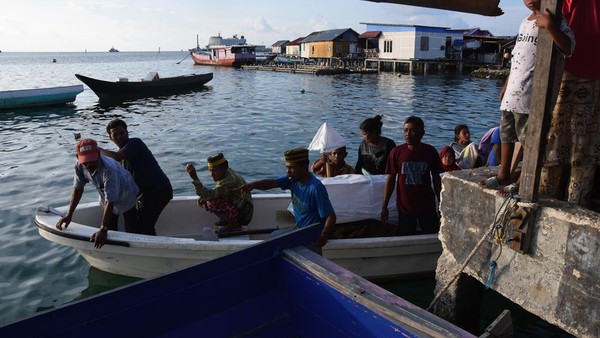 Suku Bajo dikenal sebagai Sea Gypsy atau suku/masyarakat yang hidup di laut. Sebab kehidupan kesehariannya memang menyatu dengan laut. Dahulu kala, orang-orang Bajo terbiasa hidup di atas perahunya (nomaden).  