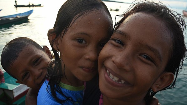 Sebagian ilmuan menyebut mereka berasal dari Kepulauan Sulu Filipina dengan nama Suku Bajau atau Suku Sama. Sementara populasi terbesar di Indonesia berada di pesisir Kepulauan Wakatobi, Sulawesi Tenggara yang mencapai sekitar 20 ribu jiwa. Sebagian ilmuan menyebut mereka berasal dari Kepulauan Sulu Filipina dengan nama Suku Bajau atau Suku Sama. Sementara populasi terbesar di Indonesia berada di pesisir Kepulauan Wakatobi, Sulawesi Tenggara yang mencapai sekitar 20 ribu jiwa.