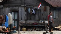 Seiring berjalannya waktu, banyak orang Bajo membangun rumah di atas laut dangkal. Bahkan banyak di antara mereka juga telah mendirikan rumah di daratan namun tetap berada di sekitar pesisir laut.   