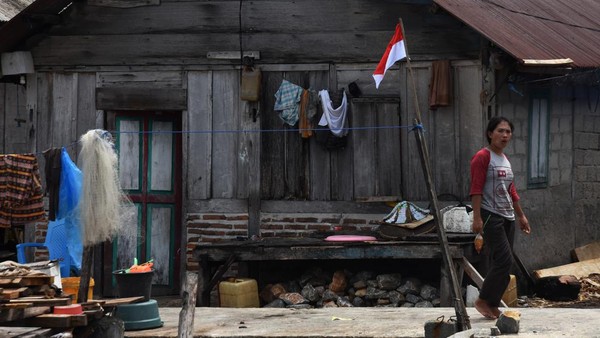 Seiring berjalannya waktu, banyak orang Bajo membangun rumah di atas laut dangkal. Bahkan banyak di antara mereka juga telah mendirikan rumah di daratan namun tetap berada di sekitar pesisir laut.   