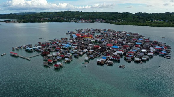 Suku Bajo belakangan menjadi perbincangan khalayak setelah sutradara James Cameron menyatakan bahwa inspirasi film Avatar: The Way of Water tersebut berasal dari orang laut di Indonesia yang tak lain adalah Suku Bajo. Suku yang tinggal di rumah panggung dan hidup di atas rakit. Suku Bajo belakangan menjadi perbincangan khalayak setelah sutradara James Cameron menyatakan bahwa inspirasi film Avatar: The Way of Water tersebut berasal dari orang laut di Indonesia yang tak lain adalah Suku Bajo. Suku yang tinggal di rumah panggung dan hidup di atas rakit.