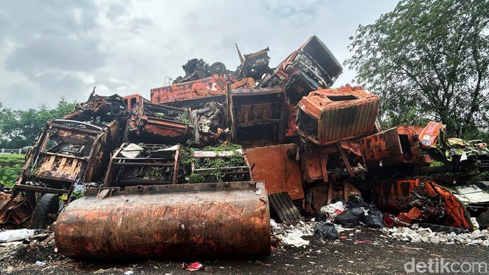Truk-truk sampah yang telah rusak ditampung di Dinas Lingkungan Hidup kawasan Jakarta Selatan. Tempat penampungan itu pun seperti tempat pemakaman truk sampah.