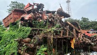 Tumpukan truk itu telah ditumbuhi rumput liar.
