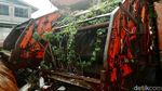 Potret Kuburan Truk Sampah Ditumbuhi Rumput Liar di Jaksel
