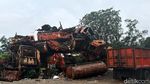 Potret Kuburan Truk Sampah Ditumbuhi Rumput Liar di Jaksel