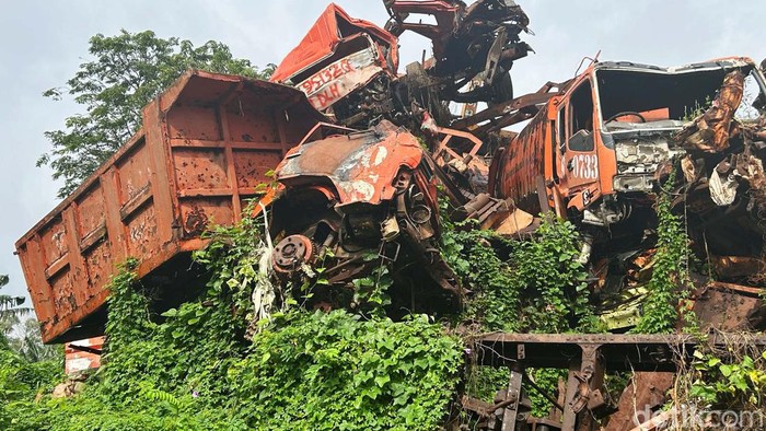 Potret 'Kuburan' Truk Sampah Ditumbuhi Rumput Liar di Jaksel Truk-truk sampah yang telah rusak ditampung di Dinas Lingkungan Hidup kawasan Jakarta Selatan. Tempat penampungan itu pun seperti tempat pemakaman truk sampah.