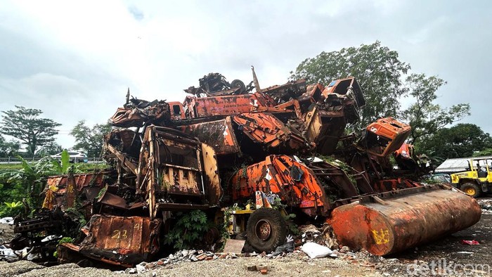 Truk-truk sampah yang telah rusak ditampung di Dinas Lingkungan Hidup kawasan Jakarta Selatan. Tempat penampungan itu pun seperti tempat pemakaman truk sampah.