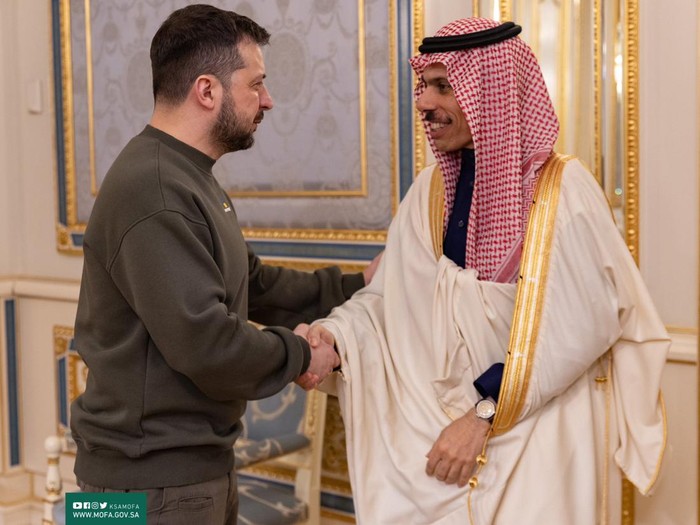 Ukrainian President Volodymyr Zelensky, left, shakes hands with Saudi Arabias Prince Faisal bin Farhan Al Saud, on Sunday. (MOFA of Saudi Arabia/Twitter)