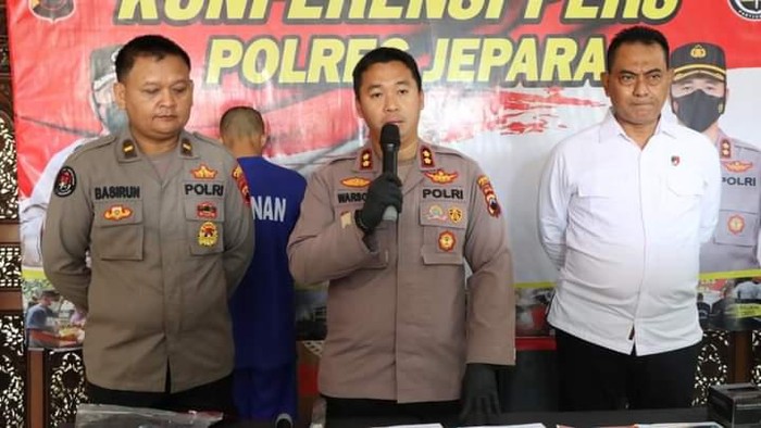 Pria di Jepara Tega Sayat Temannya gegara Utang. (Foto: Polres Jepara jumpa pers kasus penganiayaan)