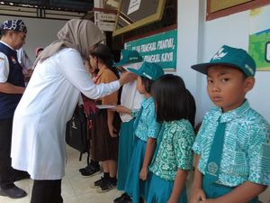 Bupati Ipuk Kembali Beri Uang Saku Tiap Hari untuk Pelajar Kurang Mampu