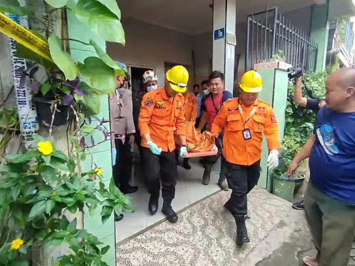 Proses evakuasi 2 jenazah ditemukan tewas di rumah terbakar di Menanggal Surabaya