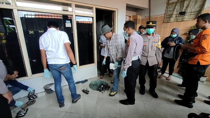Proses evakuasi 2 jenazah ditemukan tewas di rumah terbakar di Menanggal Surabaya
