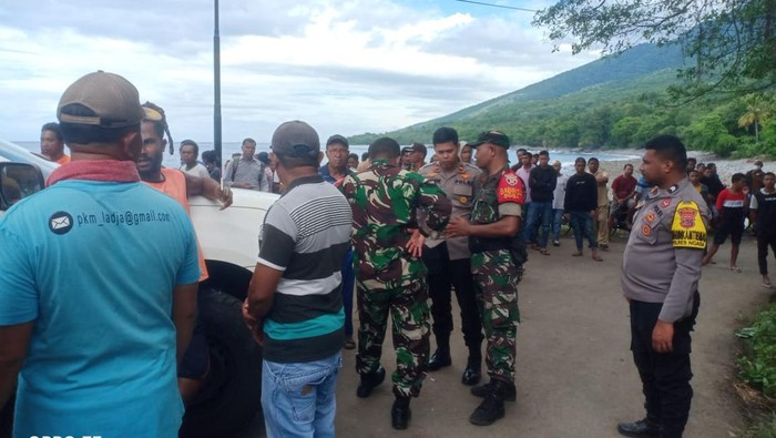 Proses evakuasi Jefri Nono yang tewas terseret arus Muara Waewaru, Utaseko, Desa Were III Kecamatan Golewa Selatan, Kabupaten Ngada, Nusa Tenggara Timur (NTT), Senin (27/2/2023). (Foto: Istimewa)