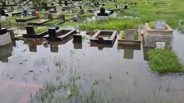 Puluhan Makam Di Tpu Tanah Kusir Jaksel Sempat Terendam Banjir