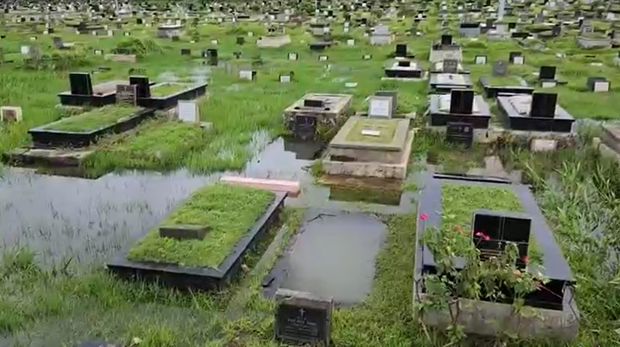 Puluhan Makam Di Tpu Tanah Kusir Jaksel Sempat Terendam Banjir