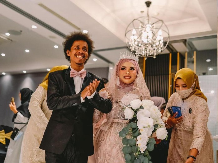 Raim Laode dan Komang Ade Widiandari saat momen pernikahan  (Foto: Instagram @raimlaode)