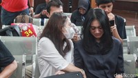 Anak perempuan Hendra Kurniawan turut duduk di kursi pengunjung ruang sidang utama Pengadilan Negeri Jakarta Selatan, Senin (27/2/2023). Mengenakan baju hitam, sang anak menghadiri sidang vonis ayahnya terkait perusakan CCTV kasus sambo.