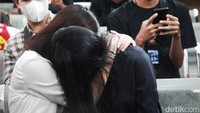 Awalnya, anak Hendra tersebut tampak tegar saat hakim membacakan pertimbangan vonis. Namun, tangis haru pecah saat vonis tiga tahun dijatuhkan hakim kepada Hendra. Anak Hendra tersebut tampak menangis tertunduk. Seorang rekannya terlihat mencoba menguatkan anak Hendra tersebut.