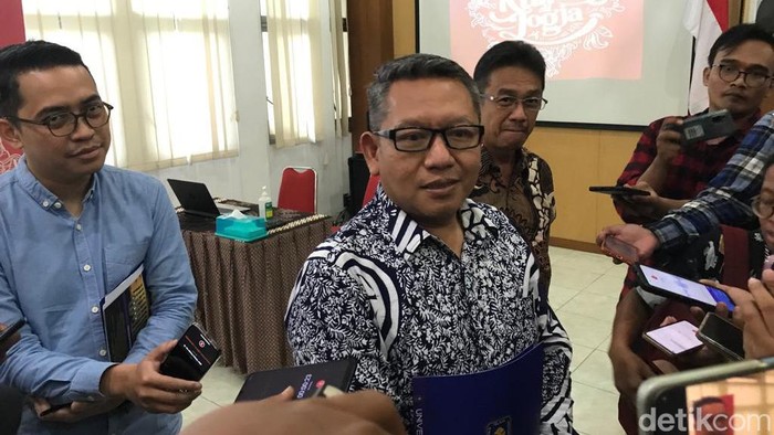 Rektor UII Fathul Wahid di Kantor LLDikti Wilayah V, Kota Jogja, Senin (27/2/2023).