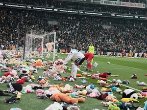 Hujan Teddy Bear di Lapangan Sepak Bola untuk Korban Gempa Turki