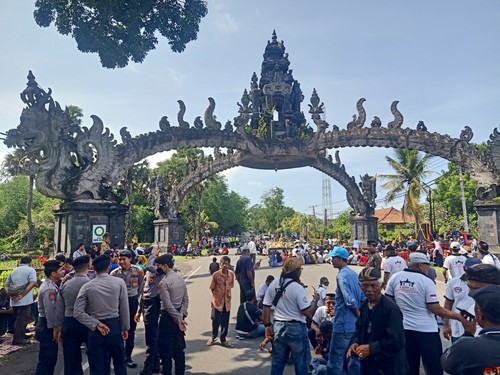 Ribuan warga menutup Jalan Nasional Denpasar-Gilimanuk, Senin (27/2/2023). Mereka selanjutnya melakukan doa bersama di Gelung Kori Gilimanuk, Kabupaten Jembrana, Bali. (Foto: I Putu Adi Budiastrawan/detikBali)