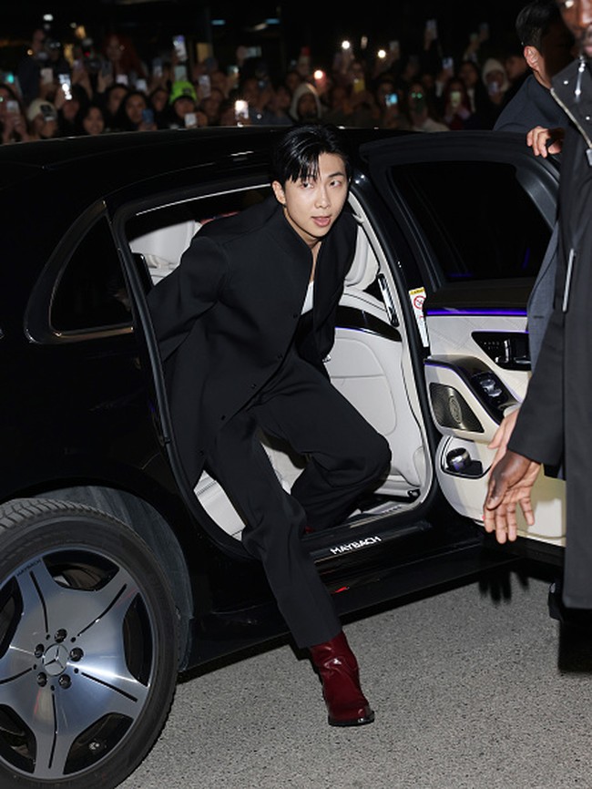 Ini adalah kali pertama RM BTS menghadiri acara serupa. Dia menjadi tamu spesial peragaan busana Bottega Veneta yang memamerkan koleksi busana Fall 2023 Ready To Wear. Foto: Getty Images