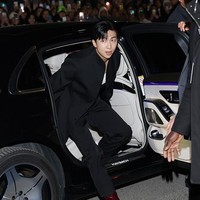 Ini adalah kali pertama RM BTS menghadiri acara serupa. Dia menjadi tamu spesial peragaan busana Bottega Veneta yang memamerkan koleksi busana Fall 2023 Ready To Wear. Foto: Getty Images