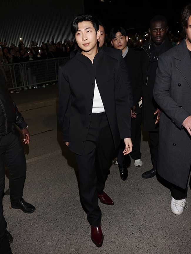 Sebelumnya RM BTS telah memamerkan koleksi tas Andiamo dari Bottega Veneta di Instagram. Hal itu diyakini sebagai pertanda kehadirannya di Milan Fashion Week 2023. Foto: Getty Images