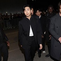 Sebelumnya RM BTS telah memamerkan koleksi tas Andiamo dari Bottega Veneta di Instagram. Hal itu diyakini sebagai pertanda kehadirannya di Milan Fashion Week 2023. Foto: Getty Images
