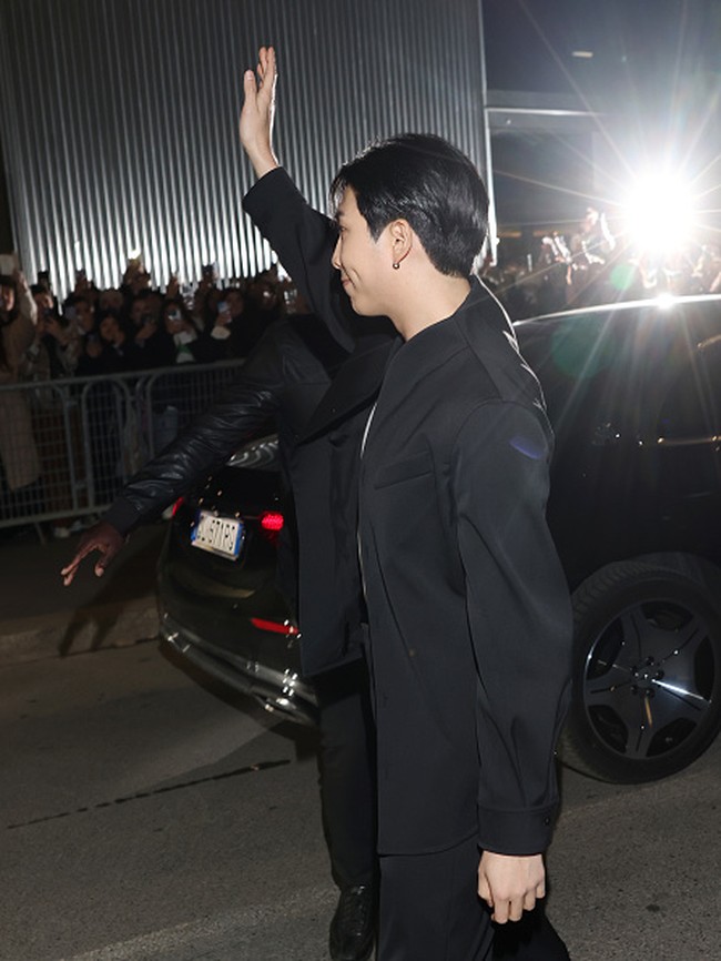 Leader grup BTS itu menunjukkan karismanya di Milan Fashion Week 2023. Meskipun mengaku gugup kepada penggemar. Foto: Getty Images