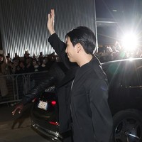 Leader grup BTS itu menunjukkan karismanya di Milan Fashion Week 2023. Meskipun mengaku gugup kepada penggemar. Foto: Getty Images