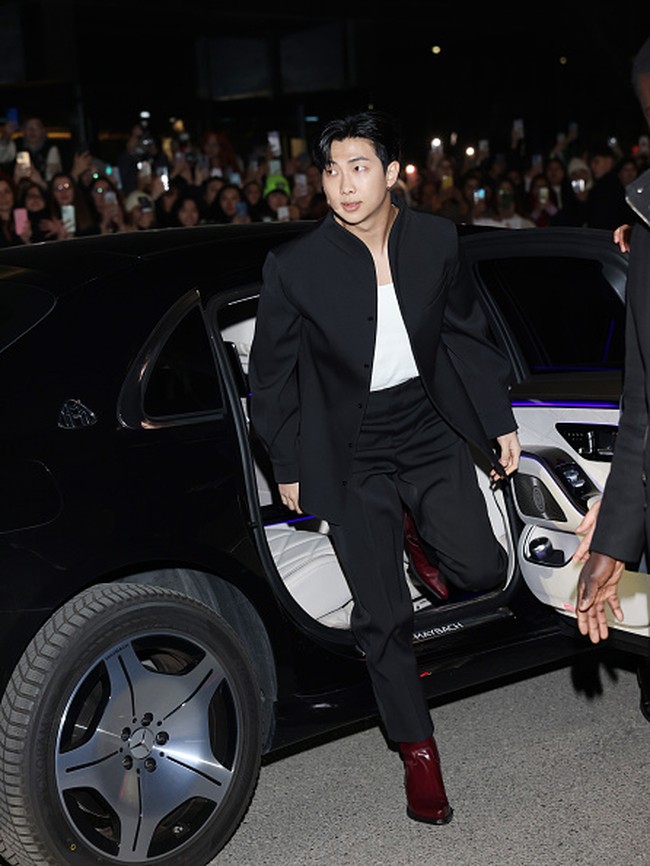 Pelantun Dynamite itu tampil dalam balutan busana bernuansa monokrom. Dia memakai atasan putih yang dibalut jaket hitam. Penampilannya diwarnai dengan koleksi boots berwarna burgundy. Foto: Getty Images