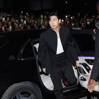 Pelantun Dynamite itu tampil dalam balutan busana bernuansa monokrom. Dia memakai atasan putih yang dibalut jaket hitam. Penampilannya diwarnai dengan koleksi boots berwarna burgundy. Foto: Getty Images